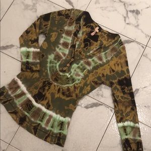 Tie dye Henley. 3/4 length sleeve.
